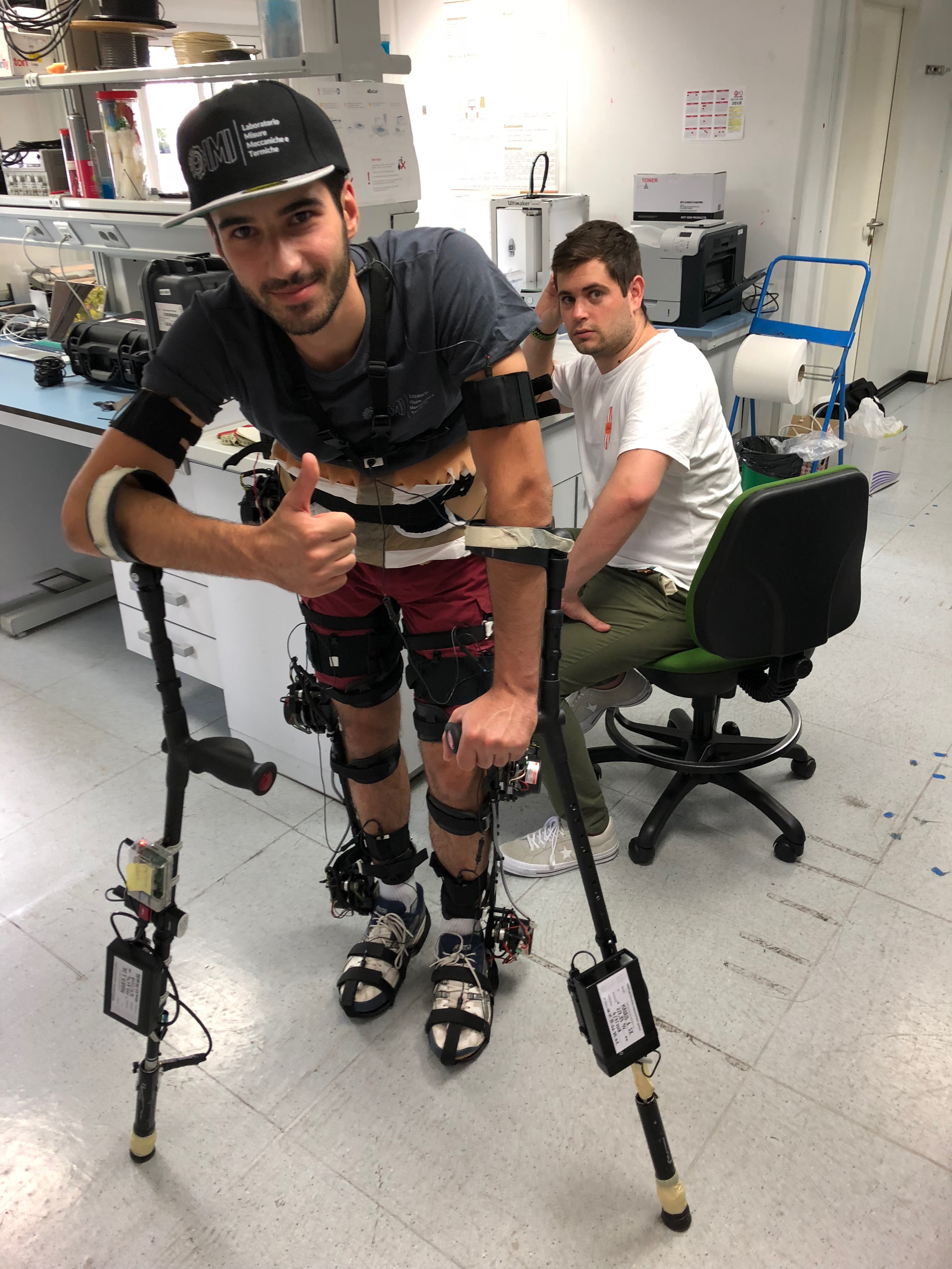Marcello is testing the crutches feedback system with David from CAJAL Institute in Madrid